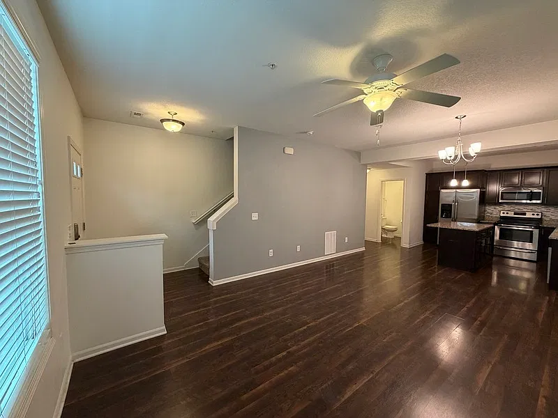 3 bed, 2.5 bath, 1636 sqft, $2,000 — Photo 3