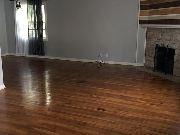 3rd image of 105 S Greenview Dr
