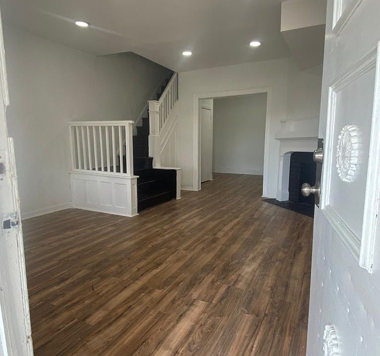 1st image of 413 W Roosevelt Blvd