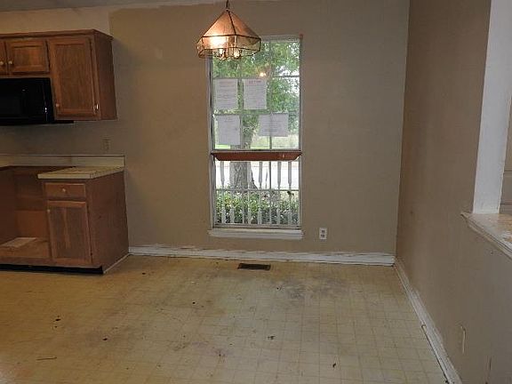 5th image of 150 S Birchwood Dr