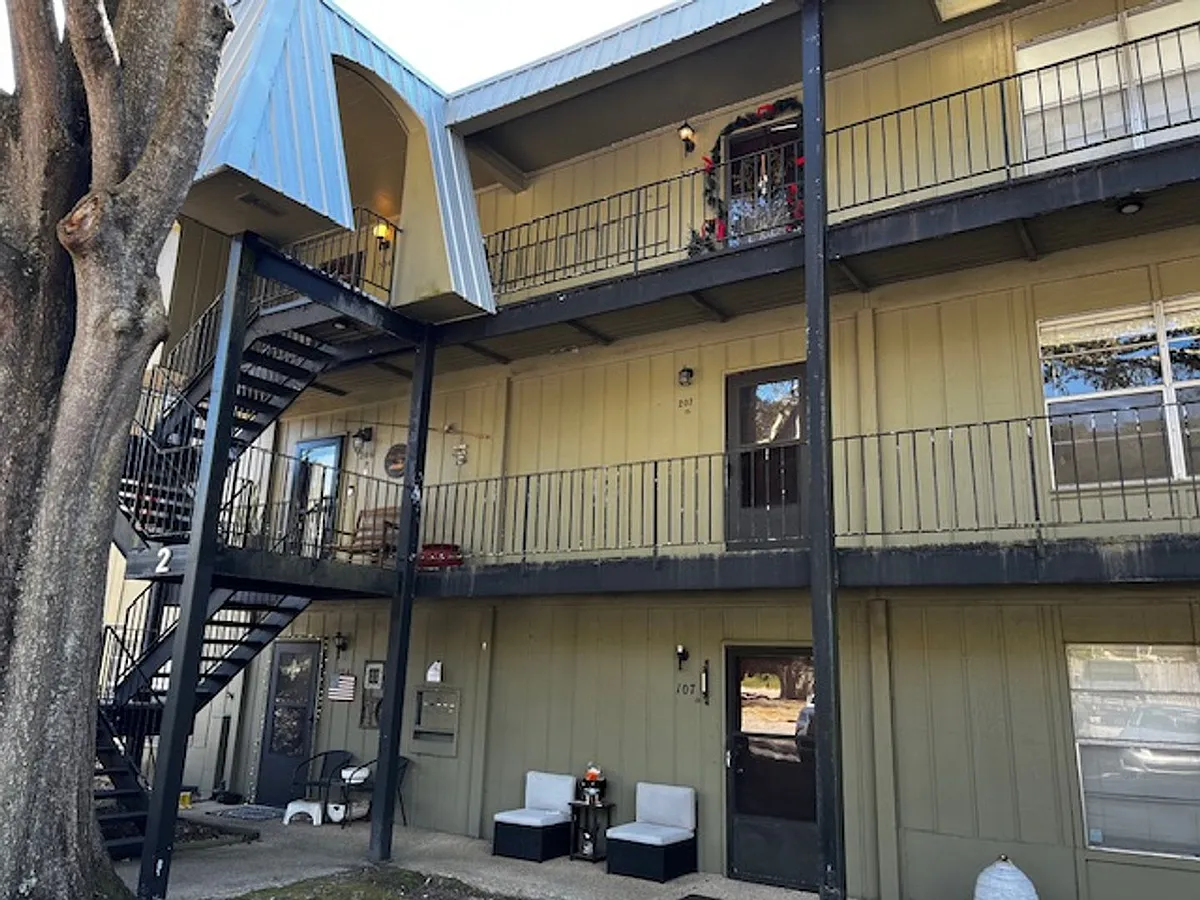 Building Photo - 207 Riverbend Dr #207