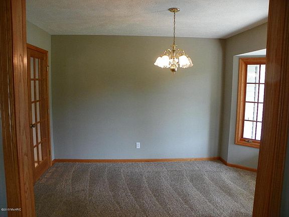 4th image of 3820 Bennington Dr NE