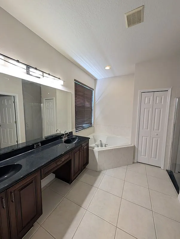 Building Photo - 14239 Lake Live Oak Dr