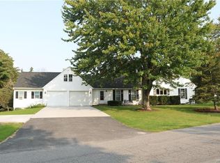 1041 Foxcroft Rd, Grand Island, NY 14072