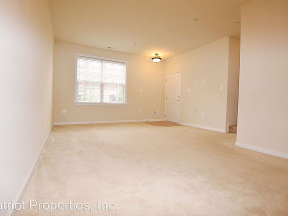 4th image of 43663 McDowell Sq