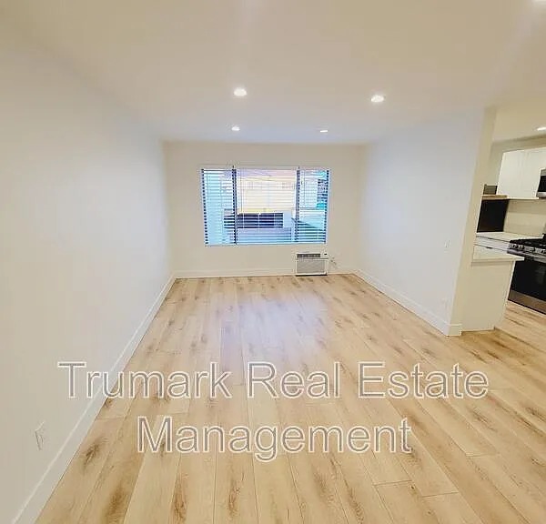 1422 E Maple St #7 — Photo 1