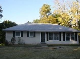 906 S Main St, Liberty, MO 64068