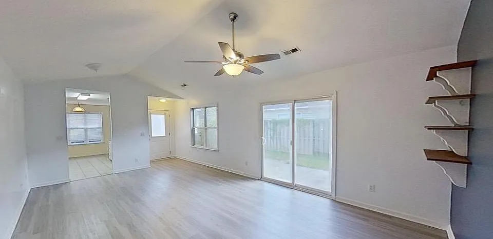 1113 Loman Ln — Photo 3