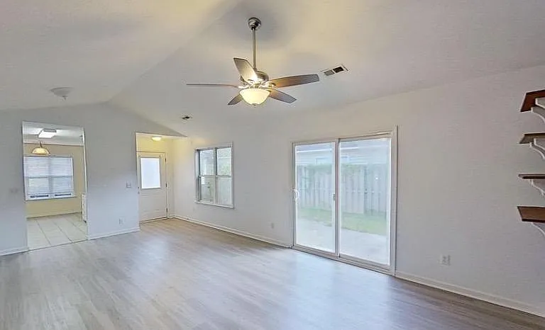 1113 Loman Ln — Photo 3