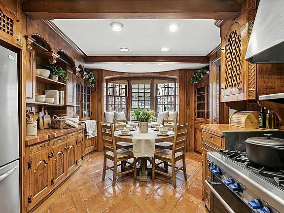 5th image of 243 E 61st St