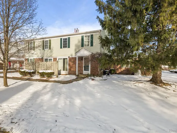 24653 N Meadow Dr, Harrison Township, MI 48045