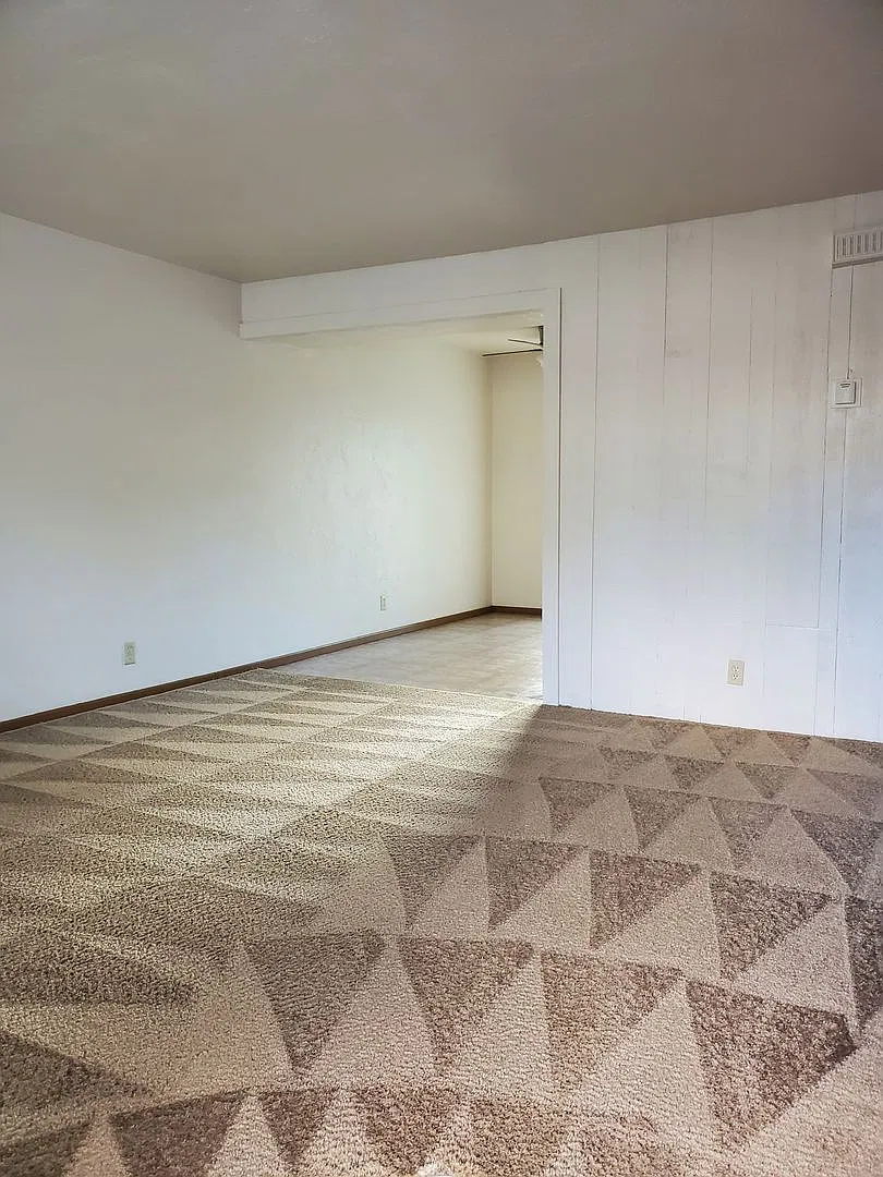 085-Applewood Apartments — Photo 1