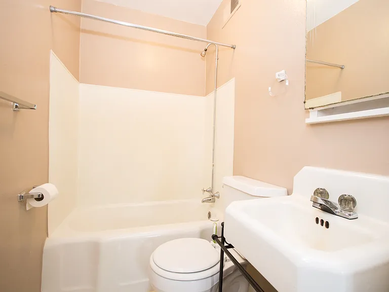 457 SW Washington Ave #6 — Photo 12