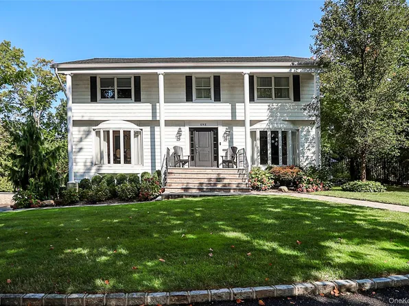 1 Lakeville Court, Roslyn, NY 11576