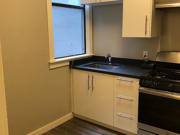 Gas stove and eat in kitchen!