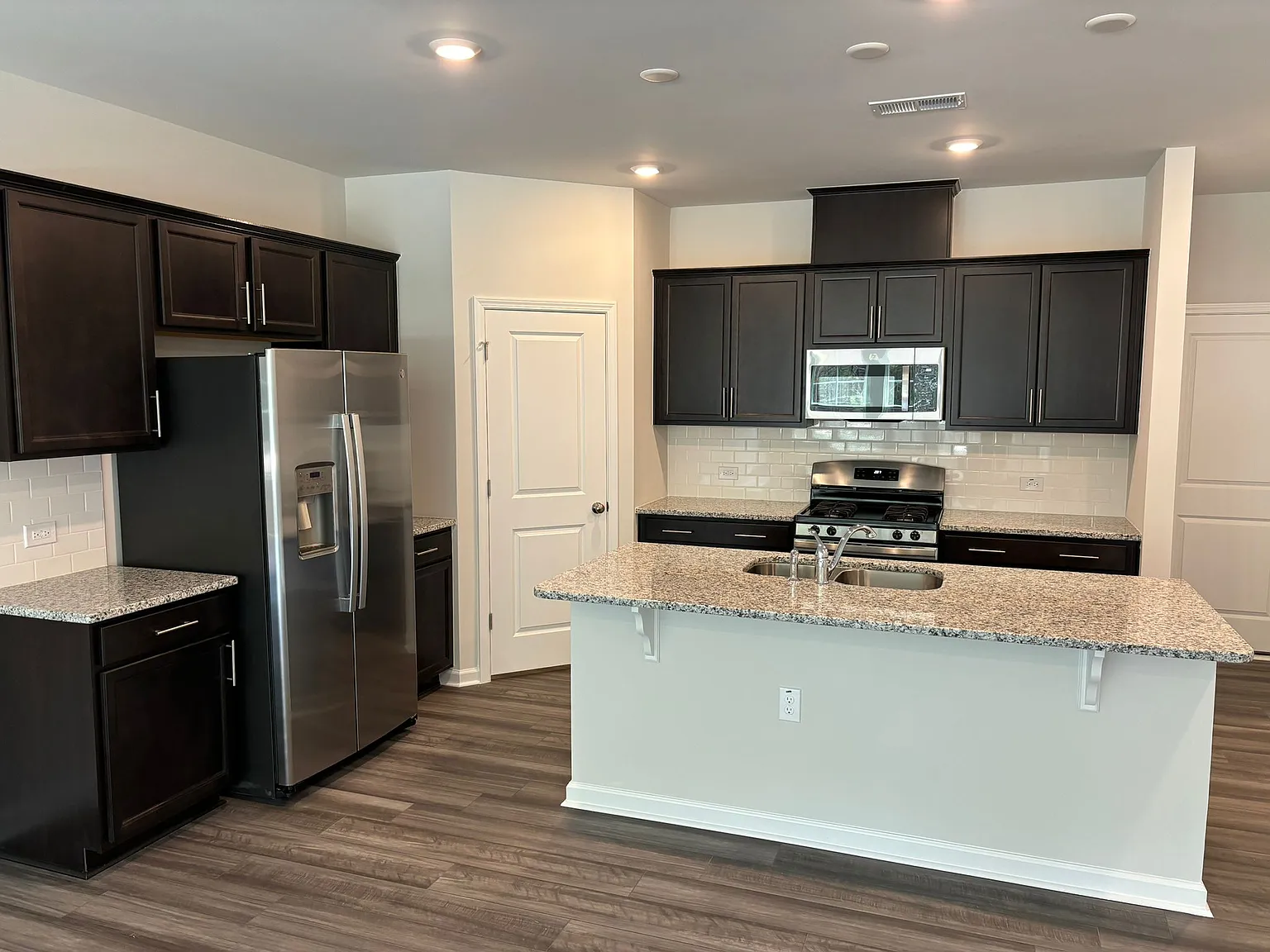 3 bed, 2.5 bath, 1954 sqft, $2,295 — Photo 4
