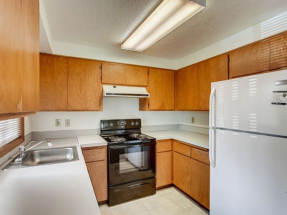 4th image of 278 NE Hyde Cir