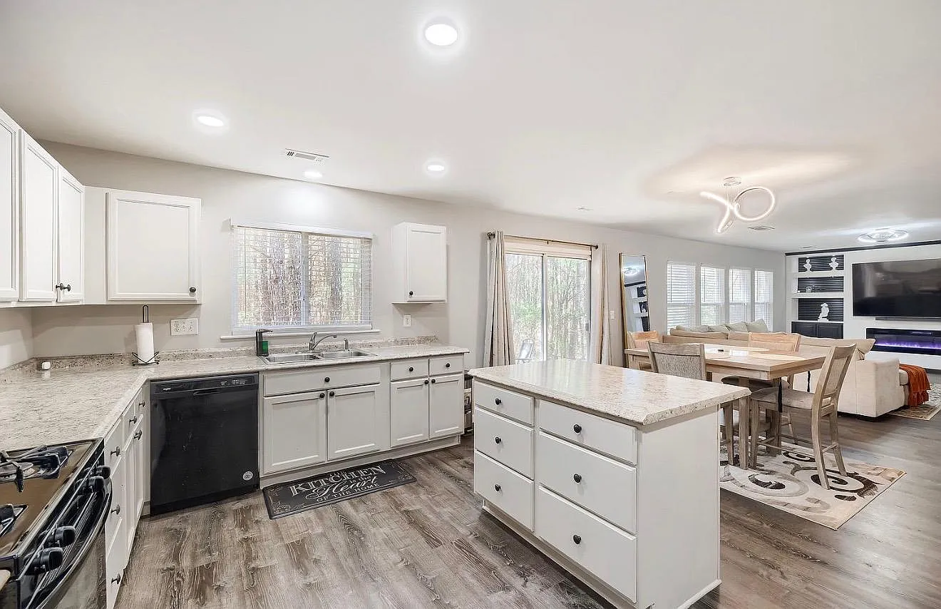 3 bed, 2.5 bath, 2476 sqft, $2,475 — Photo 3