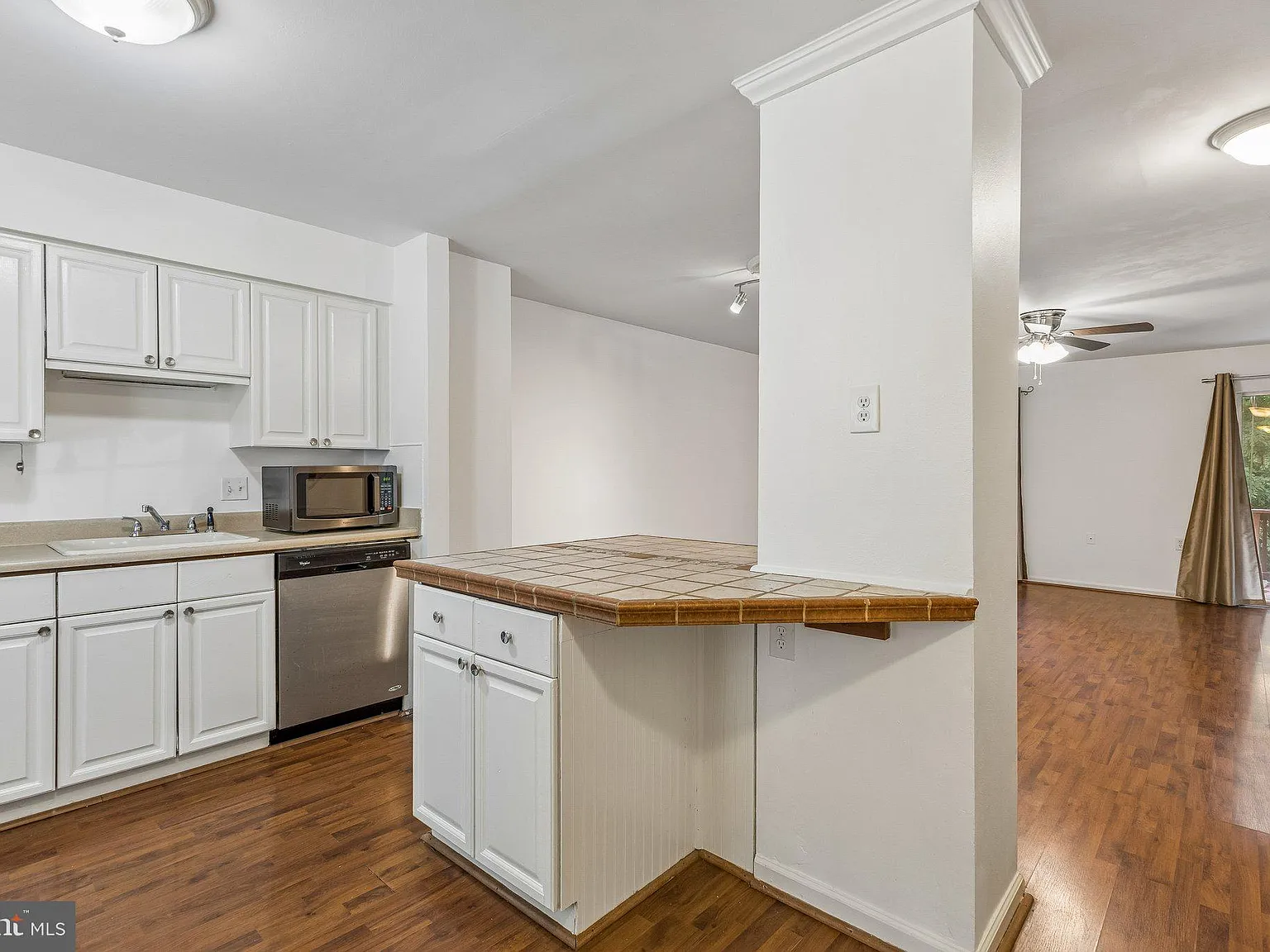 3 bed, 4.0 bath, 1859 sqft, $2,640 — Photo 4