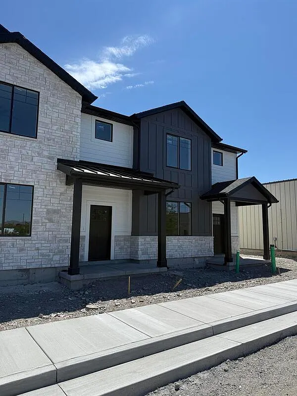 3 bed, 2.5 bath, 1600 sqft, $2,000 — Photo 1