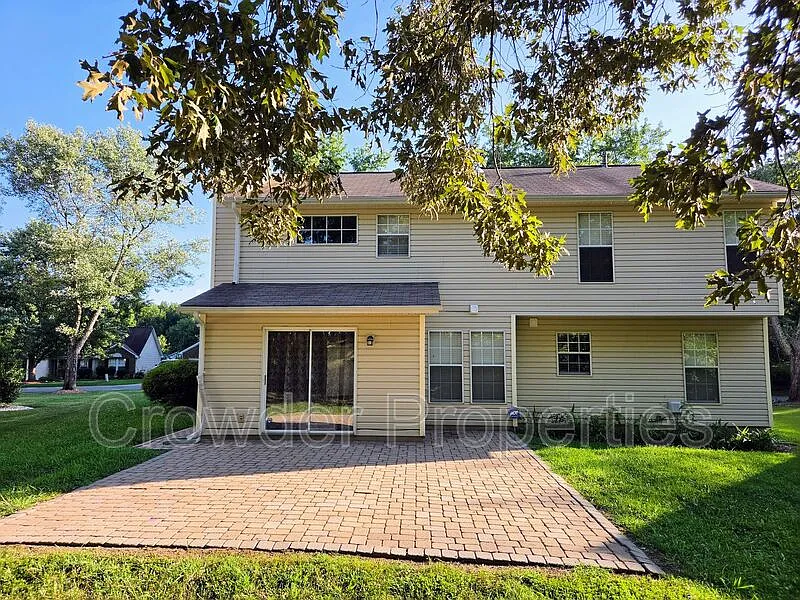 4 bed, 2.5 bath, 1998 sqft, $2,400 — Photo 2