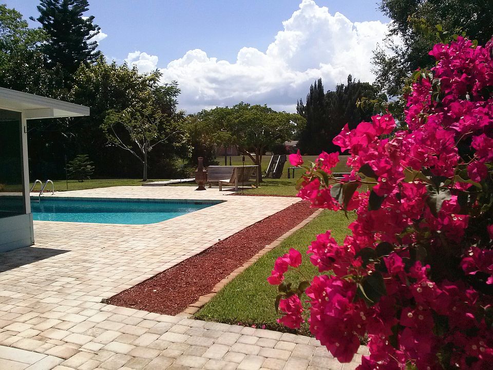 1st image of 832 SE Degan Dr
