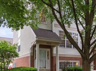 723 Pheasant Trl, Saint Charles, IL 60174