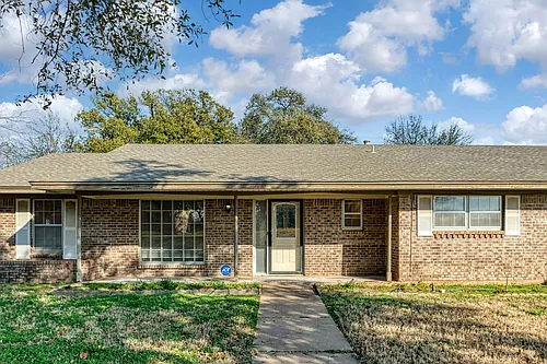 1605 Arrowhead Dr Photo 1