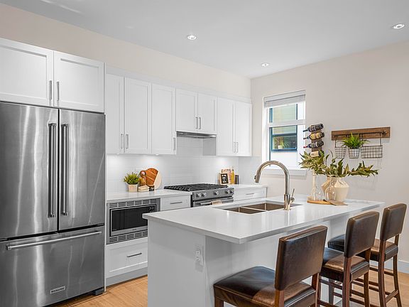 4th image of 146-16433 19th Ave #146