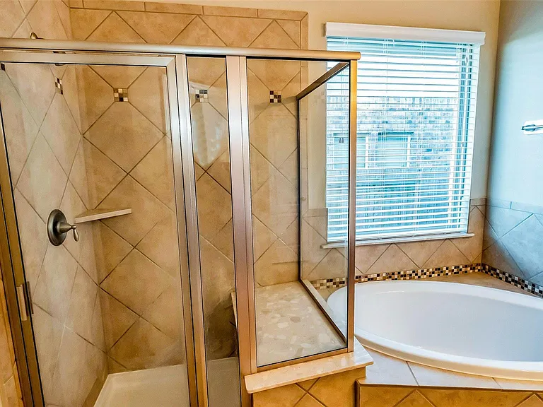 8807 Seguin Cove Ln — Photo 18
