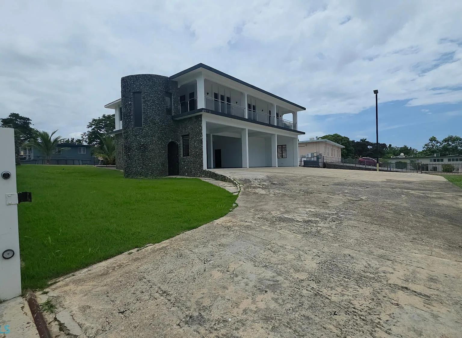 3 bed, 2.0 bath, 2500 sqft, $2,500 — Photo 1