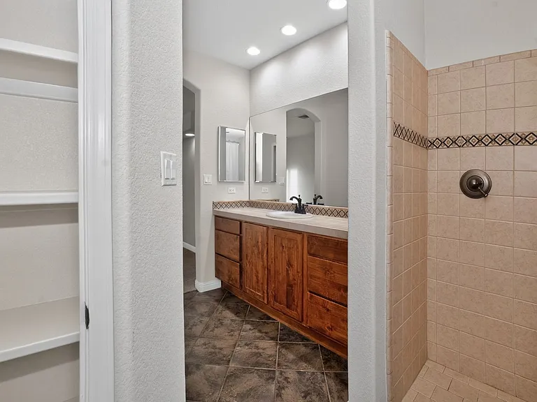 2792 S Aurora Ave — Photo 22
