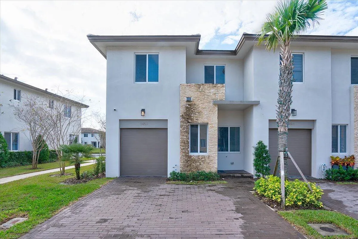 3 bed, 2.5 bath, 1900 sqft, $3,300 — Photo 2