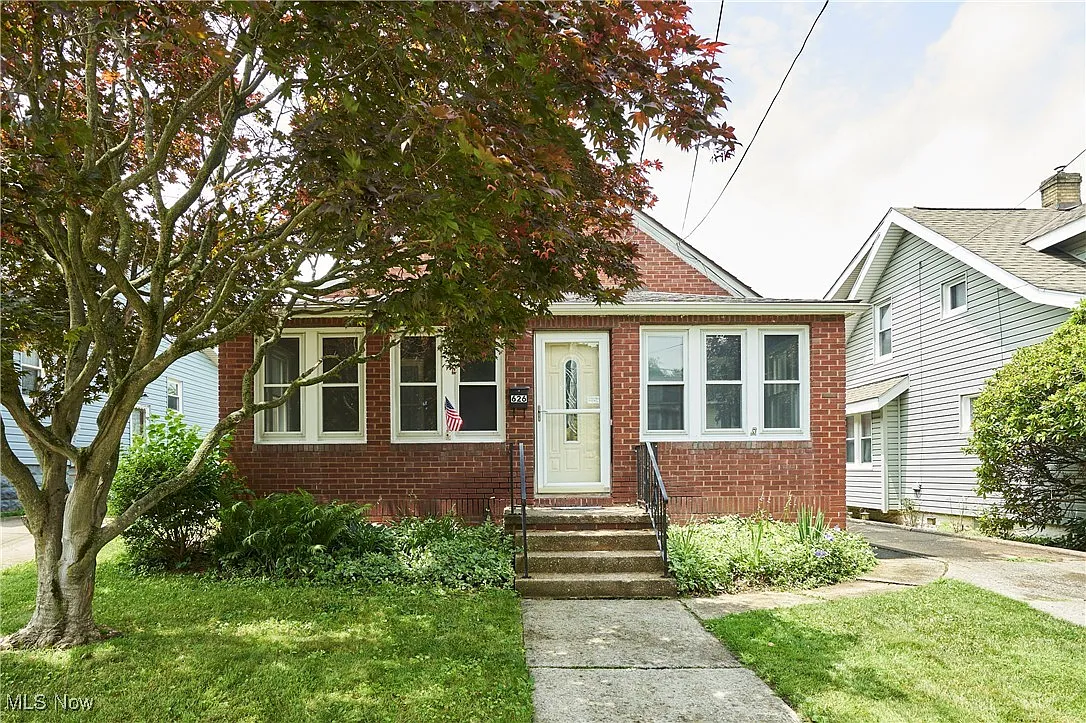 626 Orchard Ave photo 1
