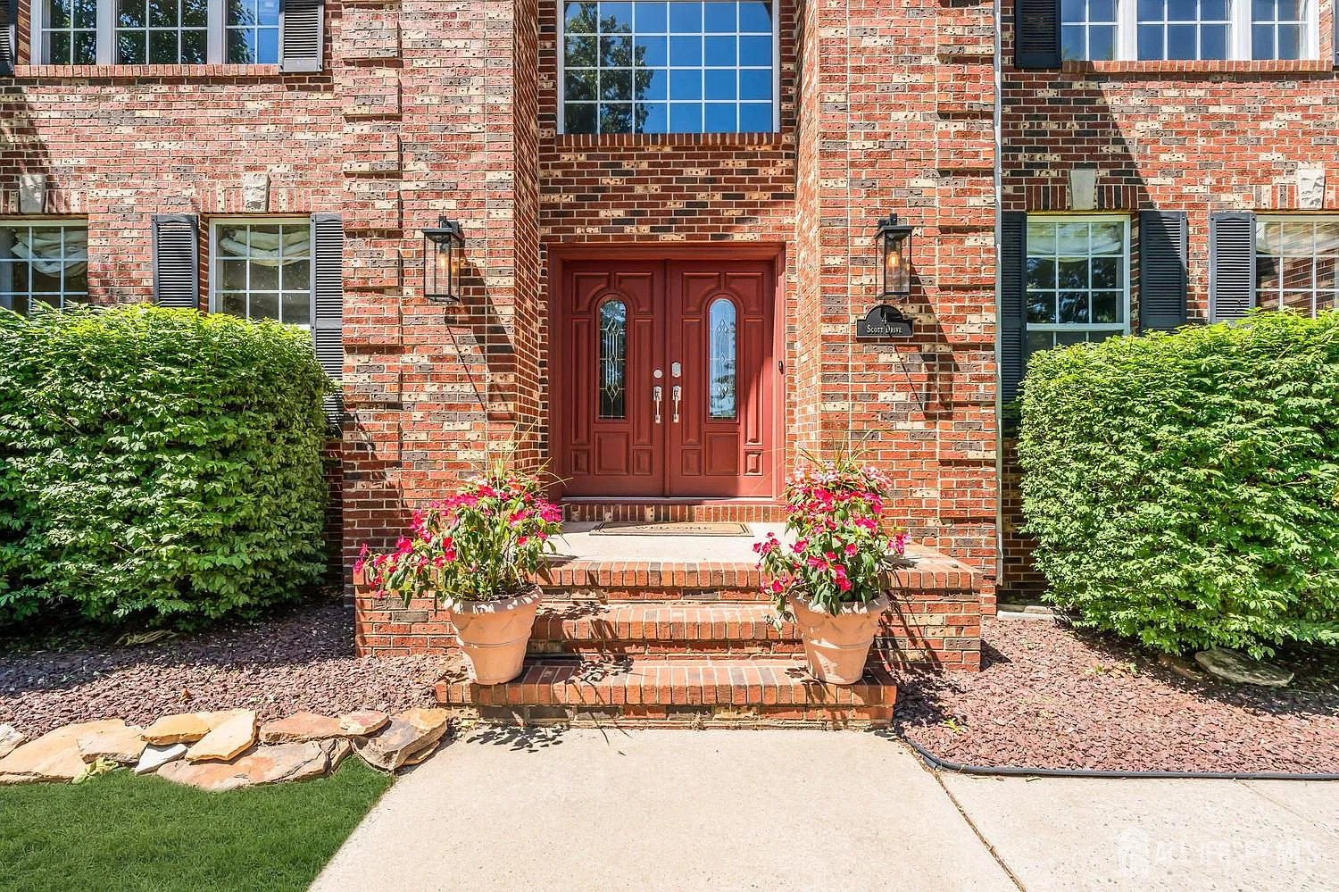 5 bed, 3.0 bath, 2967 sqft, $4,700 — Photo 4