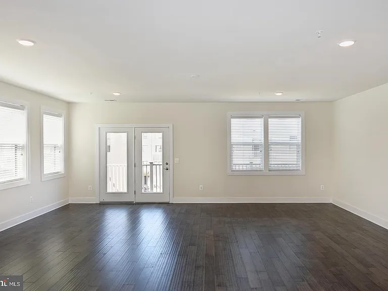 44858 Tiverton Sq — Photo 32