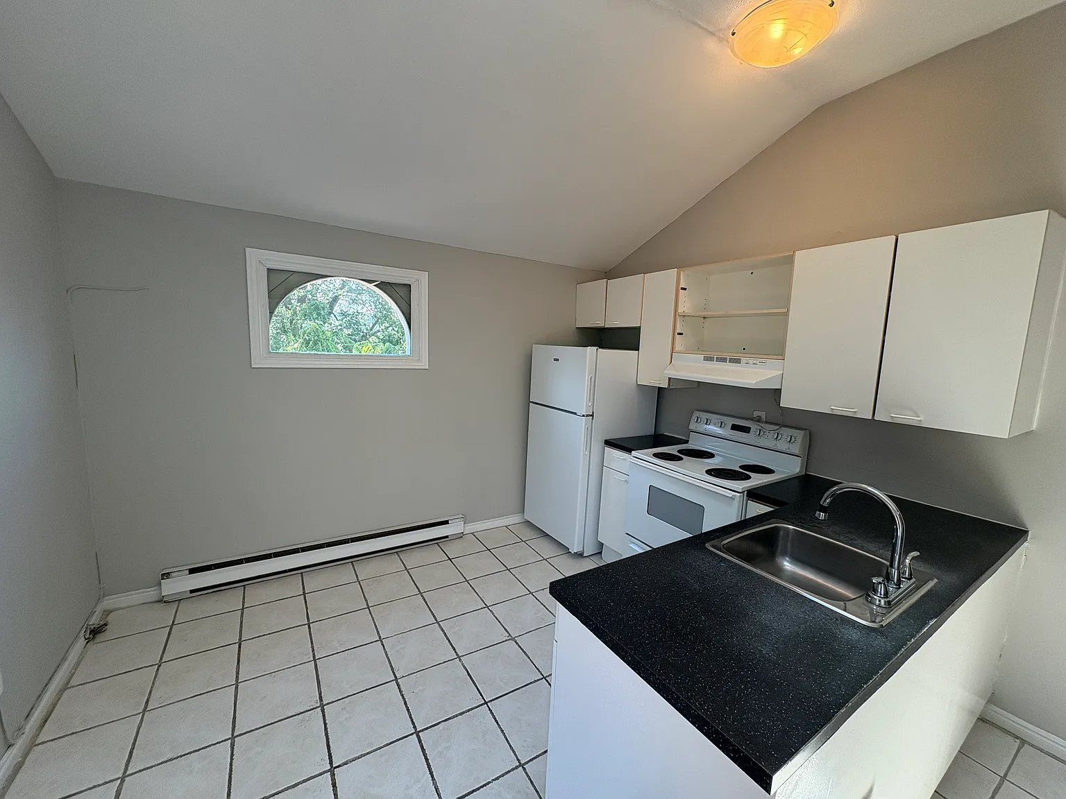 Spacious Studio in Desirable Durand Includes Parking — Photo 4