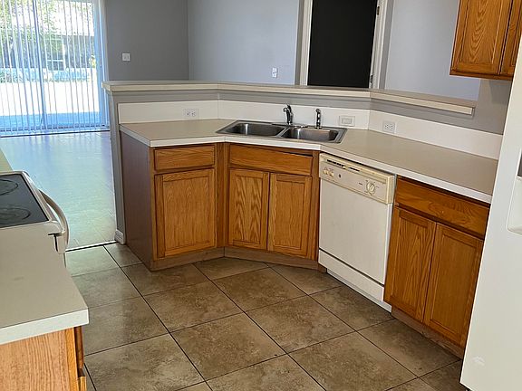 3rd image of 673 Lobelia Dr