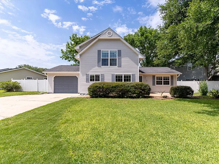 817 N Lakeside Dr — Photo 1