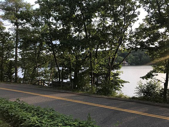 4th image of 2626 Lake Rd