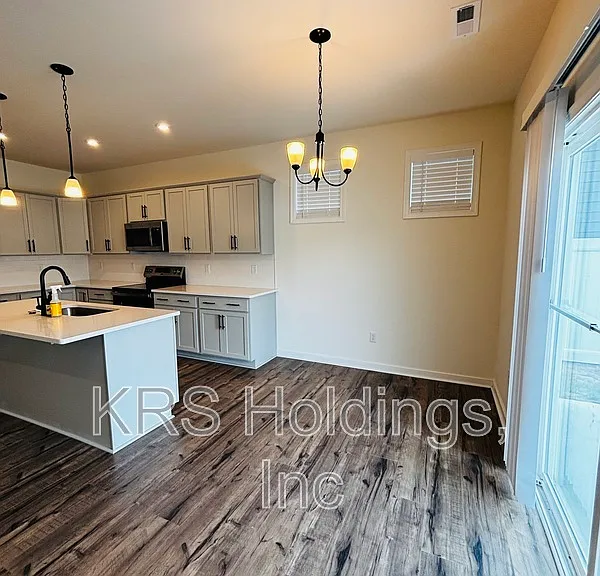 2220 Patrick Dr — Photo 4