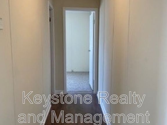 3rd image of 810 Monroe Ln