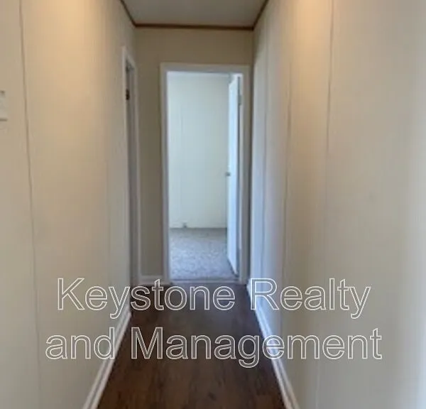 810 Monroe Ln — Photo 3