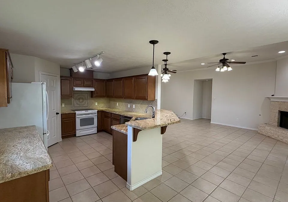 1102 Crested Point Ct