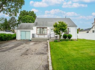 47 Cardinal Rd, Levittown, NY 11756