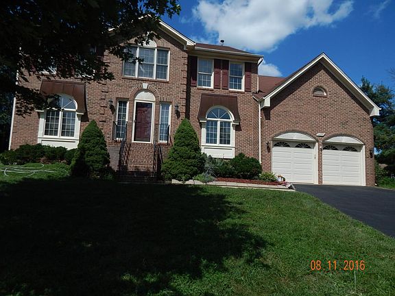 Front View w. Garage