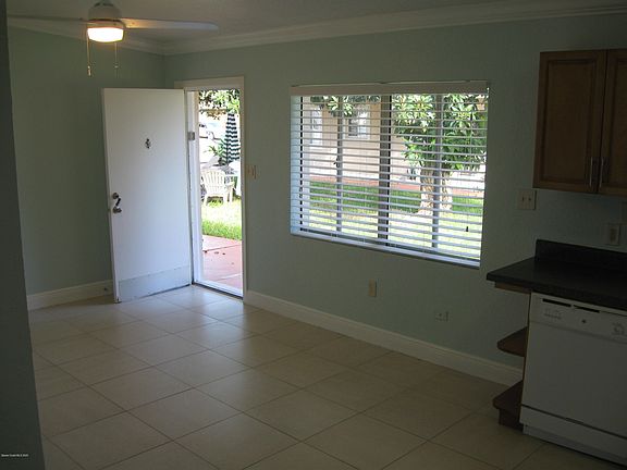 4th image of 211 Pierce Ave #0