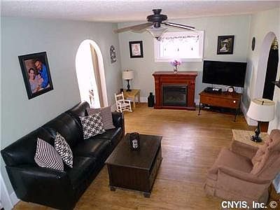 3rd image of 411 Craig St
