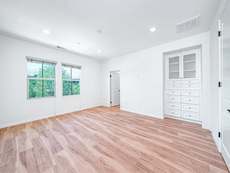 2533 Almeria Ln — Photo 18