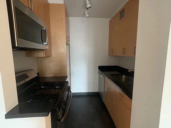 5th image of 200 E 72nd St APT 2D